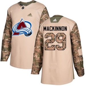Boern-NHL-Colorado-Avalanche-Ishockey-Troeje-Nathan-MacKinnon-29-Authentic-Camo-Veterans-Day-Practice