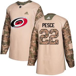 Maend-NHL-Carolina-Hurricanes-Troeje-Brett-Pesce-22-Authentic-Camo-Veterans-Day-Practice