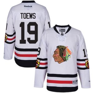 Maend-NHL-Chicago-Blackhawks-Troeje-Jonathan-Toews-19-Reebok-Hvid-2017-Winter-Classic